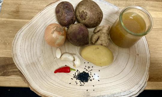 Изображение ингредиентов для «быстрого свекольника с имбирем, перцем чили и черным тмином».