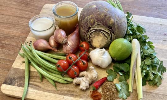 Bild der Zutaten für die "scharfe asiatische Suppe mit Zitronengras und Kokosmilc