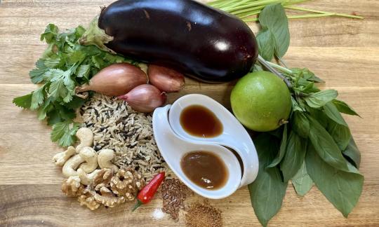 Изображение ингредиентов для «Запеченных азиатских баклажанов с хорапой на коричневом рисе».