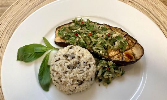 Картинка с рецептом приготовления «Запеченные азиатские баклажаны с хорапой на коричневом рисе».