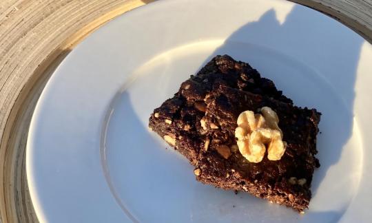 Otra foto de la receta de los “brownies veganos sin harina ni aceite con mantequilla de almendras y nueces”.