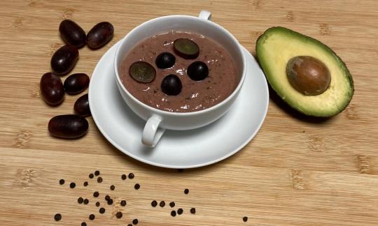 Immagine della ricetta per un Erb-dessert al resveratrolo con uva scura, avocado, pepe, ecc.