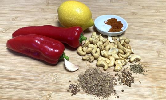 Bild bereitgestellter Zutaten für den "ölfreien cremigen Paprika-Dip mit Cashewkernen".