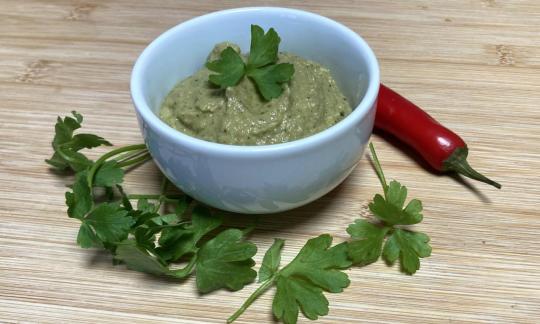 Rezeptbild vom angerichteten "ölfreien, gesunden Auberginen-Mousse mit Petersilie".