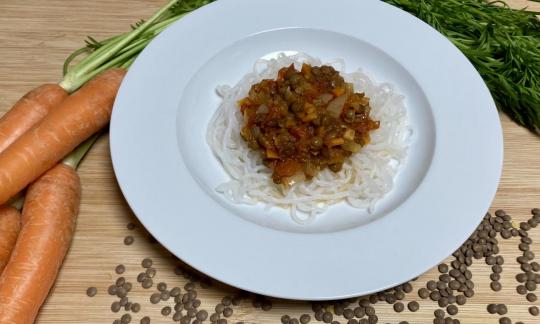Rezeptbild von der angerichteten "Linsenbolognese mit Traubensaft" mit Shirataki-Nudeln.