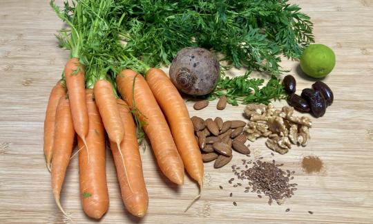 Foto bereitgestellte Zutaten für den "Roh-veganen, ölfreien Karottenkuchen mit Roter Bete".