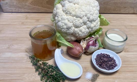 Foto bereitgestellter Zutaten für die "Blumenkohlsuppe mit Dulseflocken".