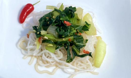 Photo of the prepared "low-calorie Asian Shirataki noodles with pak choy".