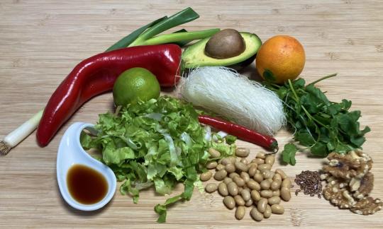 Foto bereitgestellter Zutaten für den "Asiatischen Salat mit gekochten Sojabohnen".