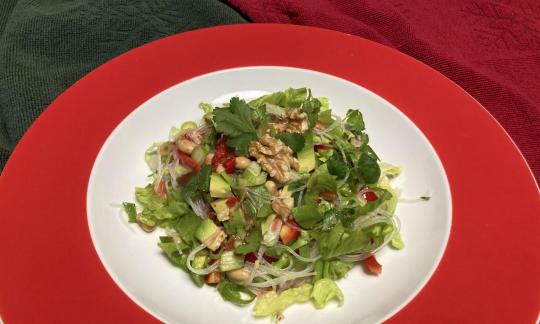 Rezeptbild vom angerichteten "Asiatischen Salat mit gekochten Sojabohnen".