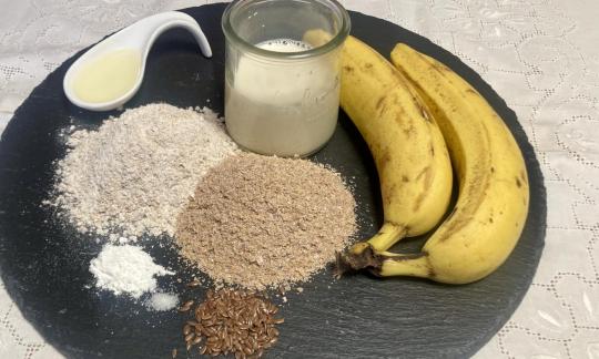 Foto bereitgestellter Zutaten für die "Bananen Pancakes mit Weizenkleie und Vollkorn".