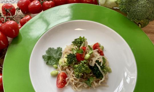 Фото готовой «Лапши Сиратаки с брокколи и эдамаме».