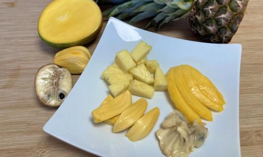 Rezeptbild vom angerichteten "Exotischen Fruchtteller".