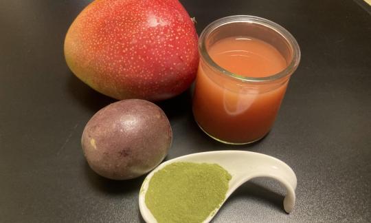 Bereitgestellte Zutaten für "Moringa Smoothie mit Mango, Passionsfrucht und Guavennektar"