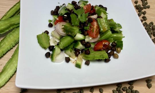 Rezeptbild vom angerichteten "Grünen Kichererbsen-Salat mit Goabohnen".