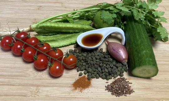 Bereitgestellte Zutaten für den "Grünen Kichererbsen-Salat mit Goabohnen".