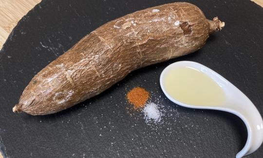 Foto bereitgestellter Zutaten für die "Maniok- Fritten".