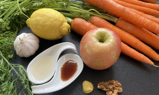 Изображение предоставленных ингредиентов для «быстрого и полезного морковного салата без масла».