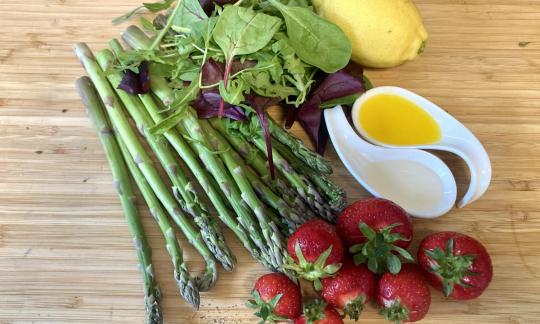 Ingredientes previstos para la “ensalada rápida de frutas con espárragos verdes y fresas”.