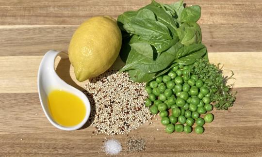 Ingredientes preparados para la “ensalada tibia de quinoa con espinacas y guisantes”.