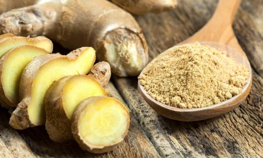 Jengibre como raíz, cortado y molido como polvo - Zingiber officinale. Jengibre como raíz, cortado y molido como polvo - Zingiber officinale.