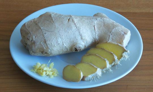 Ingwer auf einem Teller: Traditionell findet Ingwer als Zutat für Currys und Chutneys Verwendung. Ingwer auf einem Teller: Traditionell findet Ingwer als Zutat für Currys und Chutneys Verwendung.