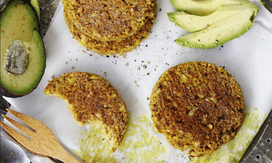 Изображение рецепта «Луковых котлет из хикамы» из блога «This Rawsome Vegan Life» от Emily von Euw.