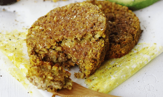 Крупный план «Луковых колтет из хикамы» из блога «This Rawsome Vegan Life» от Emily von Euw.