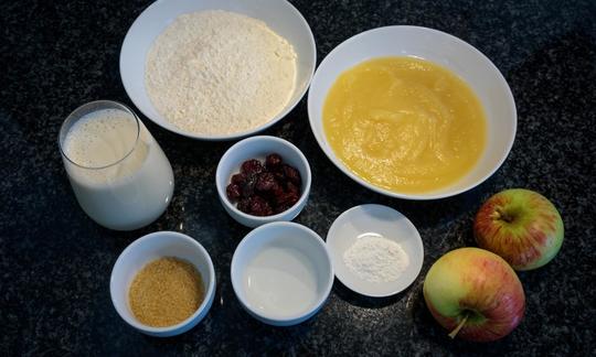Ingredientes de las «Tortitas austriacas Kaiserschmarrn con arándanos» sin utensilios de cocina.