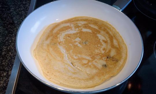 Tortitas austriacas "Kaiserschmarrn" con arándanos, después de darles la primera vuelta.