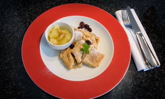 Tortitas austriacas "Kaiserschmarrn" con arándanos, terminadas y servidas en un plato.