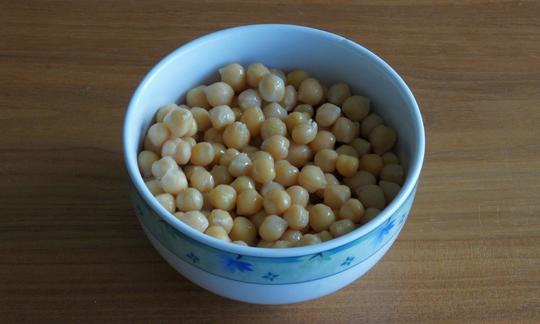 Eingeweichte Kichererbsen in einer Schüssel: Die Kichererbse gehört zu den Hülsenfrüchten. Sie ist vor allem im Orient weit verbreitet. Eingeweichte Kichererbsen in einer Schüssel. Kichererbsen sind im Orient weit verbreitet.