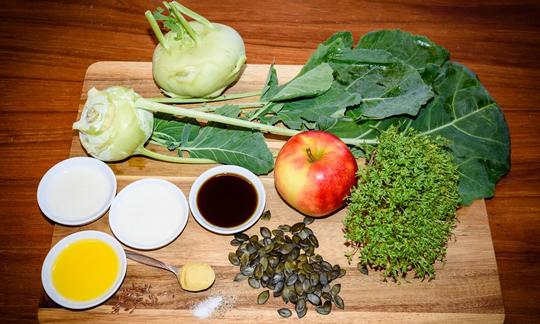 Bild mit bereitgestellten Zutaten für den "Kohlrabi-Apfel-Salat mit Kresse und Kürbiskernöl".