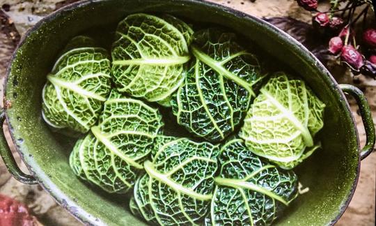 Фото «Запеченные голубцы в карамельном соусе» из «Zufällig Vegan» от Marta Dymek, стр. 54.