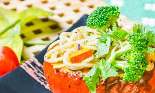 Rezeptbild "Kokosnuss-Kürbispasta" aus "Vegan Schnell Schnell" von Josita Hartanto, Seite 69