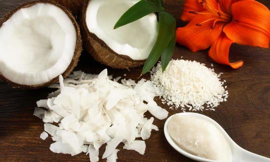 Above: open coconut on the left side next to red flower, below shredded coconut in different grades of fineness. Above: open coconut on the left side next to red flower, below shredded coconut in different grades of fineness.