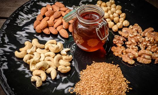 Zutaten für "Kraftstoffmischung aus Samen, Nüssen und Honig", hier mit ungesunden Cashewnüssen.