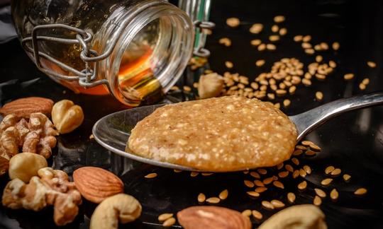 Fertige "Kraftstoffmischung Natura-Sanat-Honig-Mix" auf Esslöffel - mit ungesunden Cashewnüssen.