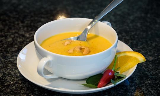 Fertig zubereitete und angerichtete "Feurige Kürbis-Suppe mit Ingwer und Kokosmilch".