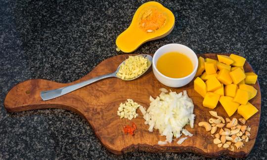 Prepared ingredients to prepare the "Fiery pumpkin soup with ginger and coconut milk".