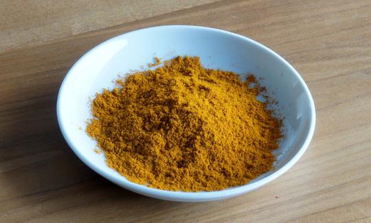La cúrcuma debe su color amarillo intenso a la curcumina, un colorante natural. Ha de conservarse en un lugar oscuro para preservar su aroma y su color. La cúrcuma debe su color amarillo intenso a la curcumina, un colorante natural. Ha de conservarse en un lugar oscuro para preservar su aroma y su color.
