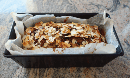 "Не содержащий масла и сахара банановый пирог с грецкими орехами и корицей" в форме для запекания.