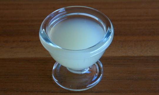 Gepresster Limettensaft im Glas: Limettensaft verleiht zubereiteten Speisen eine aromatische Note. Gepresster Limettensaft im Glas: Limettensaft verleiht zubereiteten Speisen eine aromatische Note.