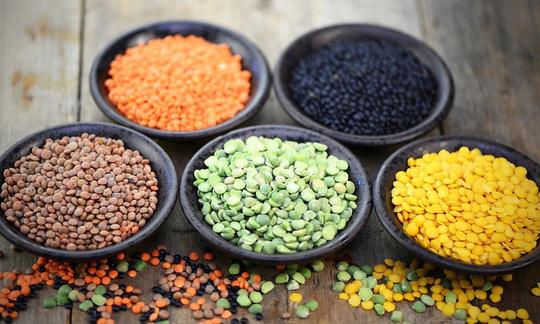 Lenticchie grezze - Lenti culinarie - marrone (origine), arancione., Verde, nero e giallo in 5 conchiglie. Lenticchie grezze - Lenti culinarie - marrone (origine), arancione., Verde, nero e giallo in 5 conchiglie.