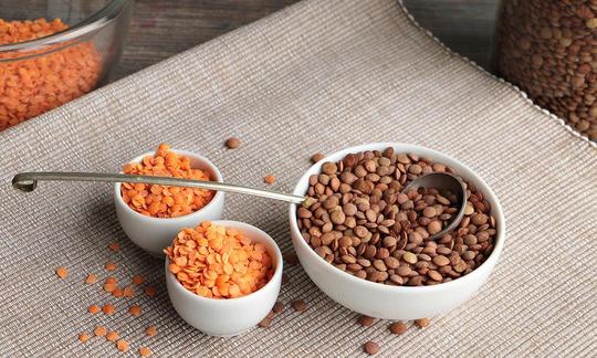 Lenticchie crude: due piccole ciotole con arancia e scodella con marroni (originale). Lenticchie crude: due piccole ciotole con arancia e scodella con marroni (originale).