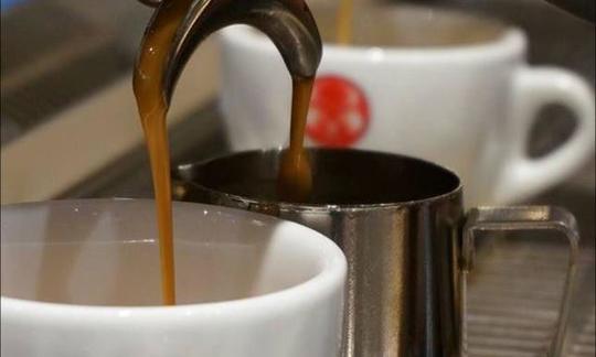 Lost Weekend, veganer Coffeeshop und Buchhandlung in München, Siebträger-Kaffee Maschine bei der Zubereitung Lost Weekend, veganer Coffeeshop und Buchhandlung in München, Siebträger-Kaffee Maschine bei der Zubereitung