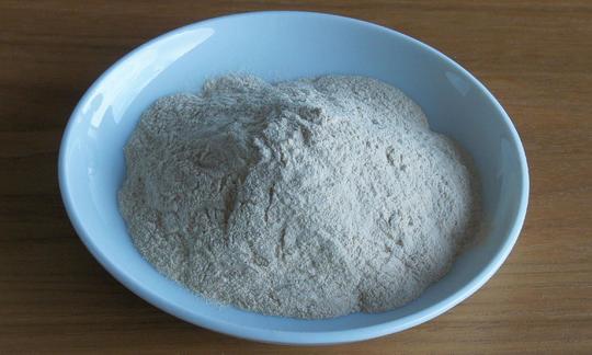 Порошок лукумы в чашке: Порошок лукумы используется как ароматизатор и подсластитель разных блюд и напитков. Часто его используют в десертах.