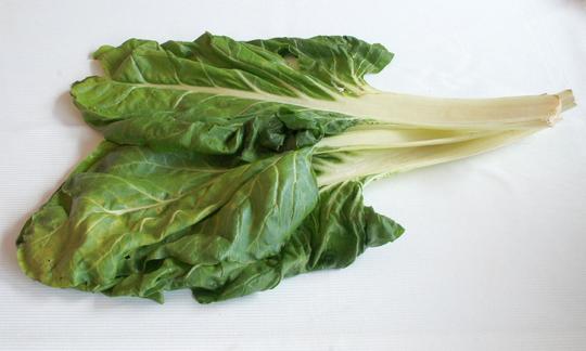 Mangoldblätter auf einem Tuch: Nierenkranke (Calcium-Oxalatsteine) sollten den Mangoldblattkonsum im Rahmen halten, da diese einen hohen Oxalsäuregehalt haben. Mangoldblätter auf einem Tuch: Nierenkranke sollten beim Mangoldkonsum den Oxalsäuregehalt beachten.
