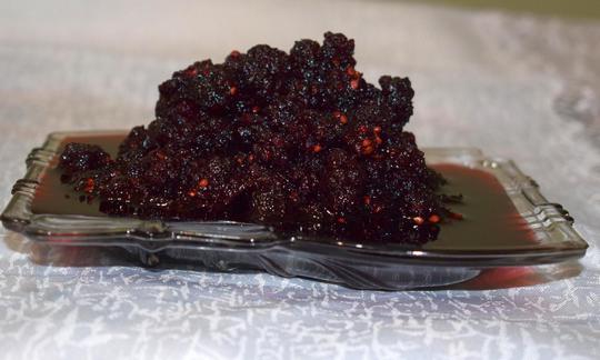 Maulbeere, schwarze - Morus nigra - in ihrem Saft in eckigem Glasteller. Maulbeeren saften rasch. Maulbeere, schwarze - Morus nigra - in ihrem Saft in eckigem Glasteller. Maulbeeren saften rasch.