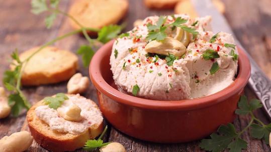 Este «queso» de anacardos se obtiene al fermentar anacardos, miso y aceite de coco.